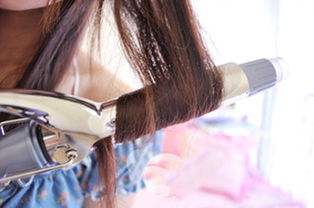 三步图解大卷公主头卷发棒教程 巧用美发饰品，轻松打造俏皮甜美发型